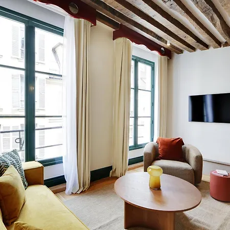 Collection Serviced In Notre Dame - Rue Savoie * Parigi