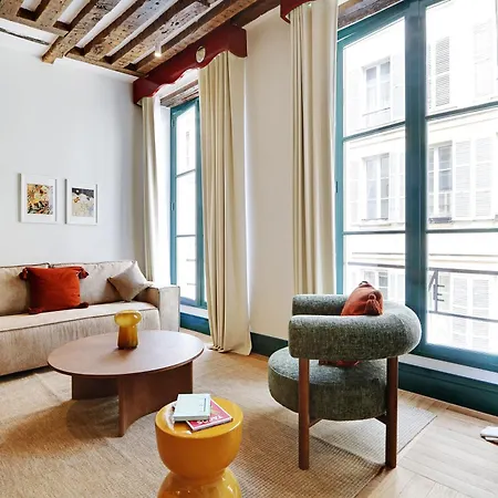 Collection Serviced In Notre Dame - Rue Savoie *