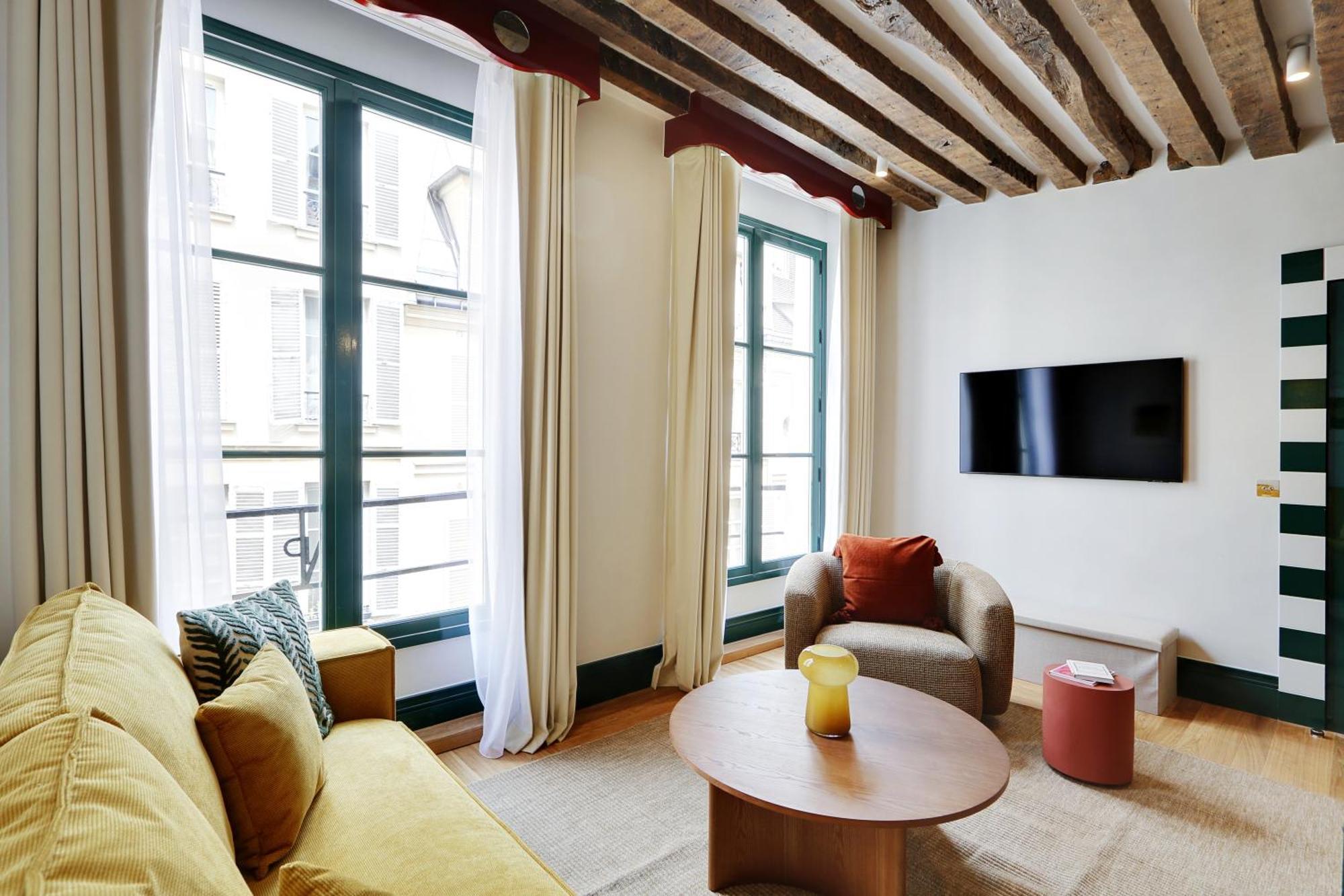 Collection Serviced In Notre Dame - Rue Savoie * Parigi