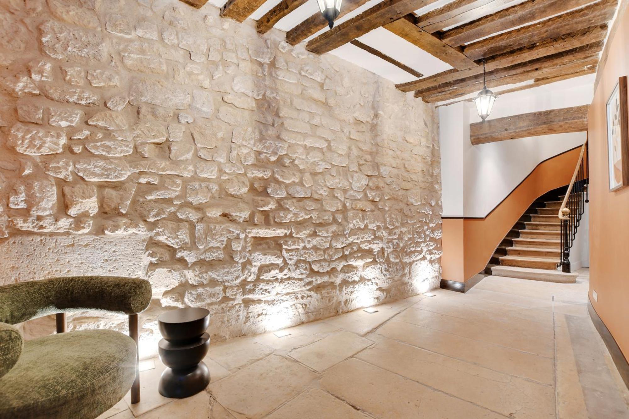 Collection Serviced In Notre Dame - Rue Savoie Parigi