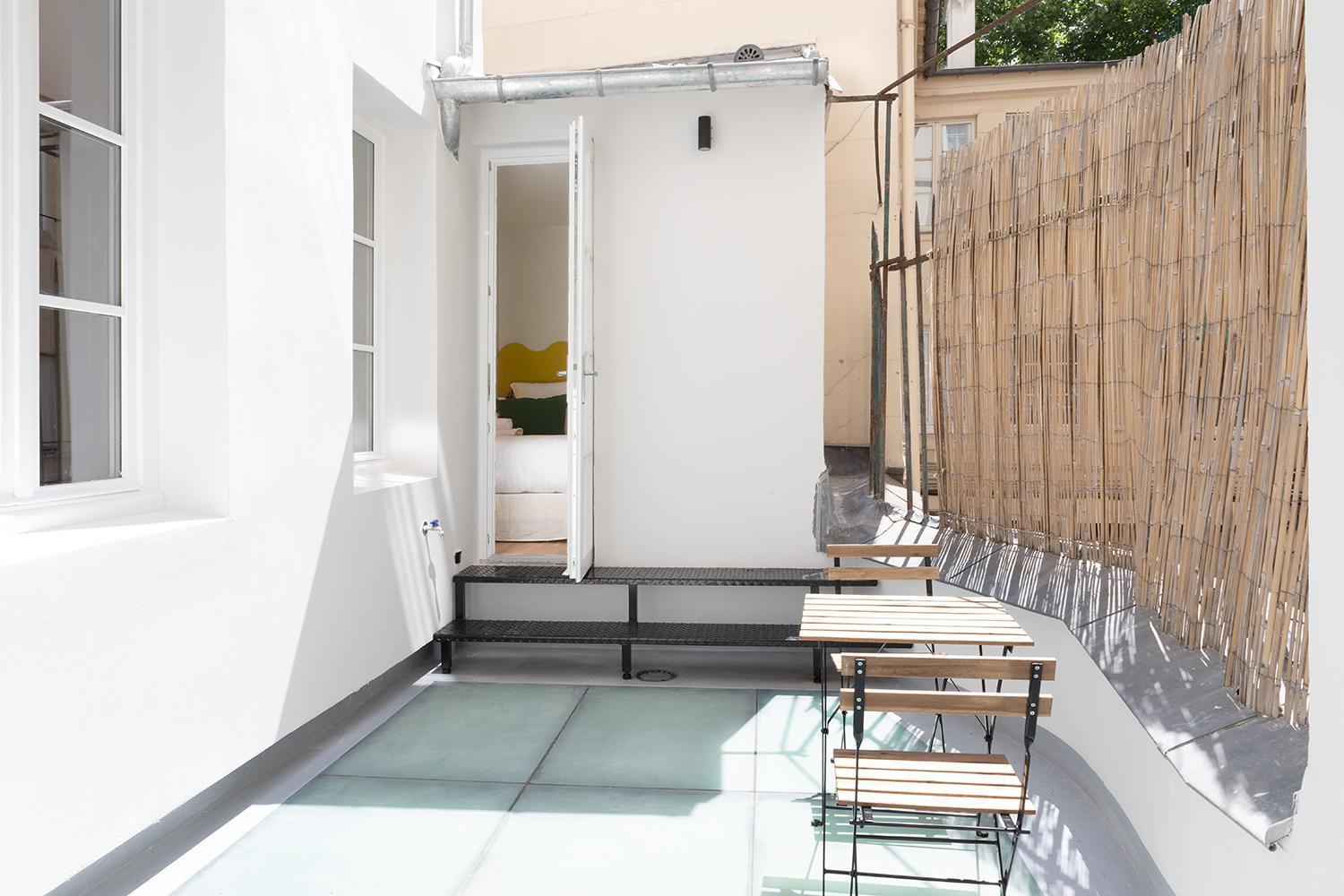 Collection Serviced In Notre Dame - Rue Savoie Parigi